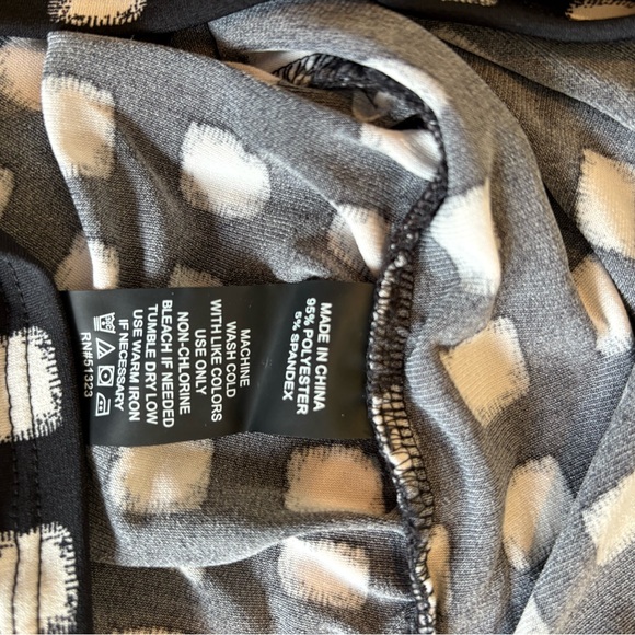 Vince Camuto Black and White Patterned Top with 3/4 Sleeves size small - Picture 4 of 5